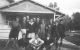 photo-37 - Scène de vendanges des parcelles de Cantereau  en 1944. La troupe se restaure sur les tribunes (aujhourd'hui disparues) du champ de courses.